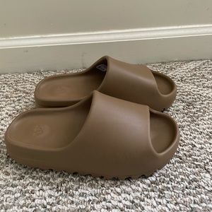 YEEZY SLIDES CORE SIZE 6